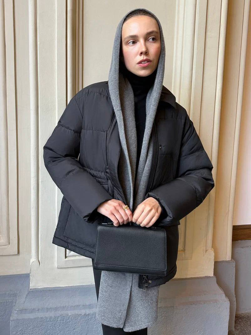 Вместо шапки к пальто и тренчу — капюшон Vyuga

Мягкая шерсть мериноса с кашемиром — легкая и теплая, слегка пушистая, согреет поздней осенью. Длинные концы капюшона можно запахнуть или обернуть вокруг шеи, как шарф, от сильного ветра

Больше аксессуаров из новой коллекции ищите на сайте, в приложении и магазинах 12 STOREEZ

🤍12 STOREEZ