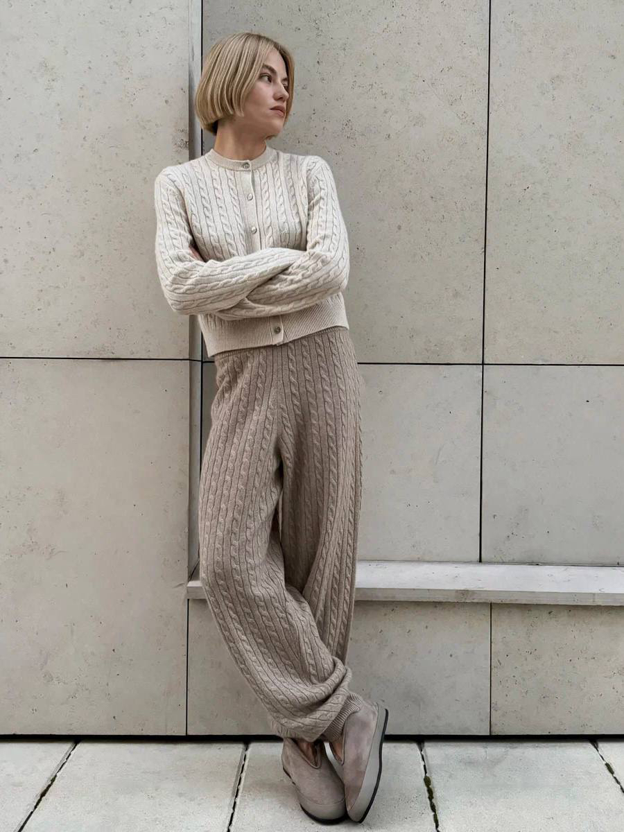 Образ, в котором хочется провести все выходные — кардиган и брюки Rye из кашемира

Мягкая пряжа с объемными косами согревает и держит форму. В пару — лоферы с овчиной: плотная стелька делает каждый шаг мягким, а прорезиненный кант бережет замшу от царапин и грязи

Эти и другие изделия из кашемира ждут вас на сайте, в приложении и магазинах 12 STOREEZ

🤍12 STOREEZ