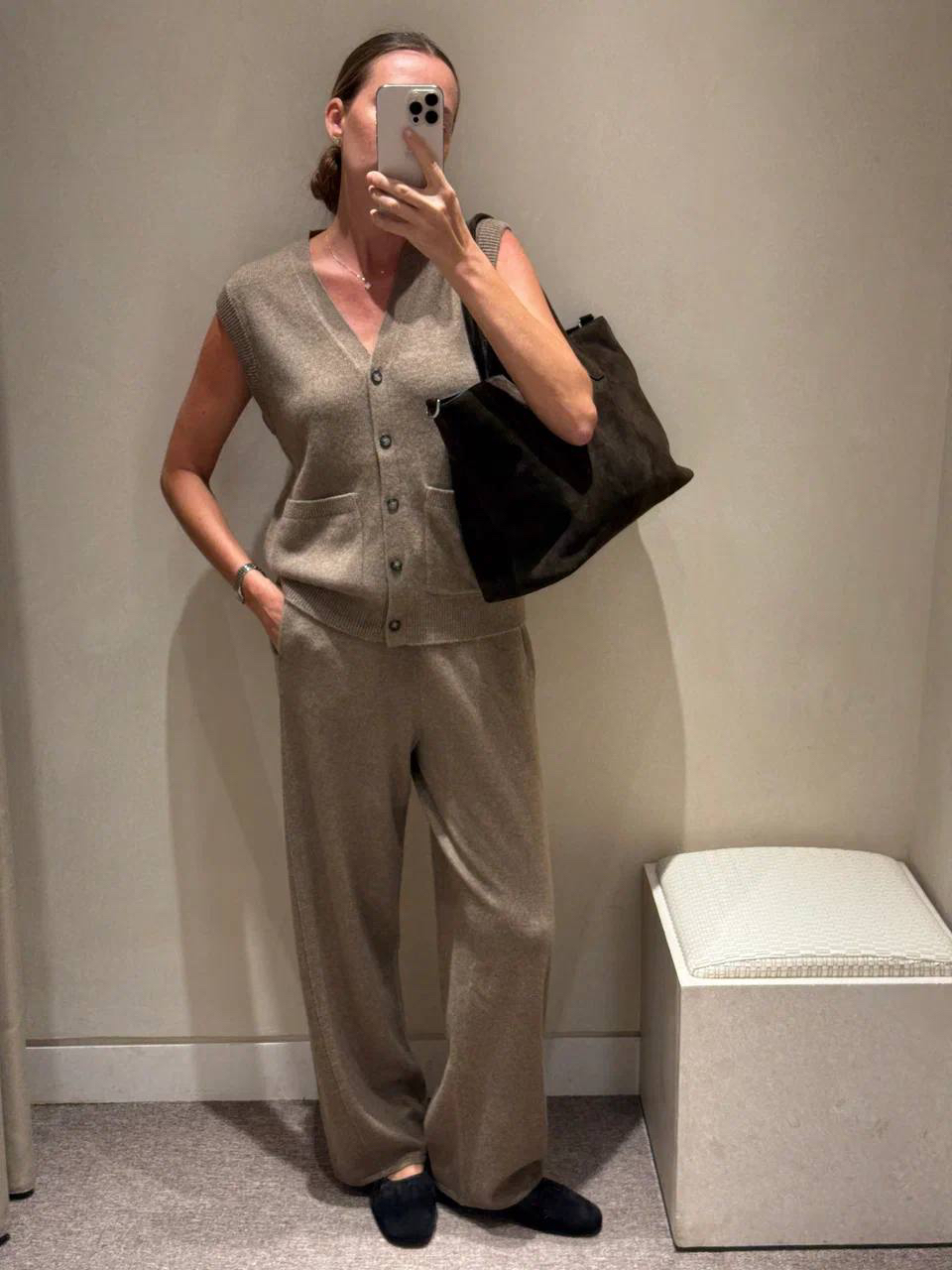 Для путешествий и перелетов — мягкий костюм Grandpa’s  

Связан из нежного пуха кашмирских коз Внутренней Монголии — материал получается легким, дышащим и не сковывает движений. Жилет будто с мужского плеча, теплый и свободный — можно носить поверх рубашки, лонгслива или топа. Брюки слегка укорочены под высокие ботинки, а пояс с замшевым шнурком фиксирует посадку 

Больше образов для ваших планов и маршрутов на нашем международном сайте 12 STOREEZ

🤍12 STOREEZ