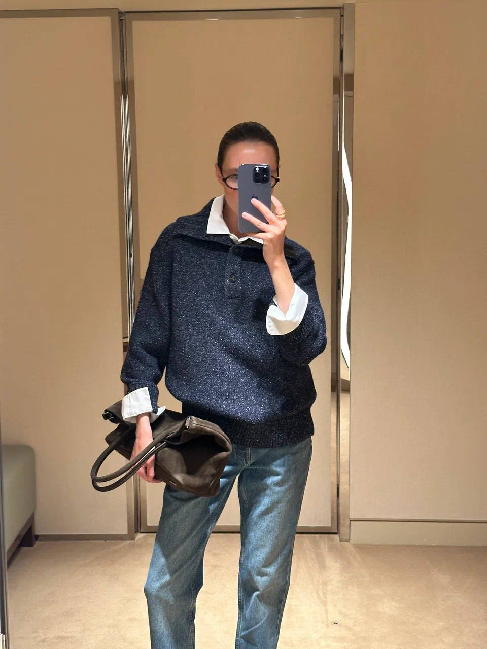 Новинка сезона — свитер из шерсти мериноса и шелка 

Крошечные шарики из волокон другого цвета вплетаются в пряжу и придают трикотажу фактуру — нить получается неоднородной, а оттенок глубоким. Сам свитер прямой и свободный, до середины бедра, с пуговицами, которые регулируют высоту и форму воротника

Все для вашего гардероба на осень ищите на сайте, в приложении и магазинах 12 STOREEZ

🤍12 STOREEZ