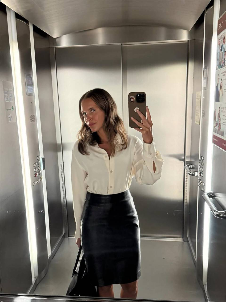 Идеи образов от Ирины Голомаздиной

В офис — рубашка из натурального шелка и юбка-карандаш из тонкой кожи. На прогулку в прохладный день — вязаное платье из смеси мериноса и нежного кашемира. А на ужин с близкими — рубашка из денима и юбка мини из плетеной кожи или кашемировый кардиган и легкая юбка мини из шелка

Эти и другие изделия для образов на осень ищите на сайте, в приложении и магазинах 12 STOREEZ

🤍12 STOREEZ