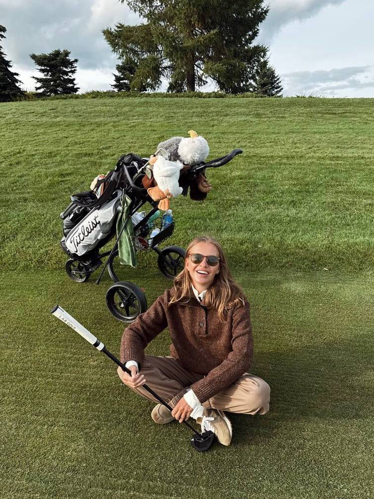 Воскресенье на природе

Выбор Ирины Голомаздиной: свитер из шерсти мериноса и шелка с воротником на пуговицах и свободные брюки с резинкой по нижнему краю — для удобства в движении

Эти и другие изделия на осень ищите в разделе «Скоро в продаже», а также в разделе «Новинки» на сайте и в приложении 12 STOREEZ

🤍12 STOREEZ