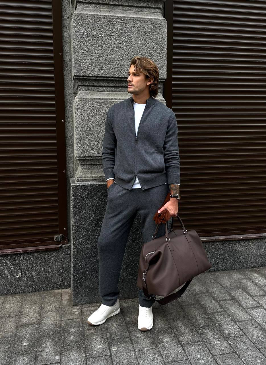 Под пальто или тренч — костюм из шерсти и кашемира 

Кардиган с высоким воротником прилегает к телу, не добавляя объема, согревает и отлично дышит благодаря натуральному составу. Металлическая молния с двумя замками легко расстегивается одной рукой. Теплые джоггеры садятся точно по фигуре: посадку можно регулировать внутренним шнурком, а нижняя резинка не стягивает лодыжку — брюки слегка спадают на обувь и выглядят менее спортивно

Эти и другие изделия на каждый день ждут вас на сайте, в приложении и магазинах 12 STOREEZ