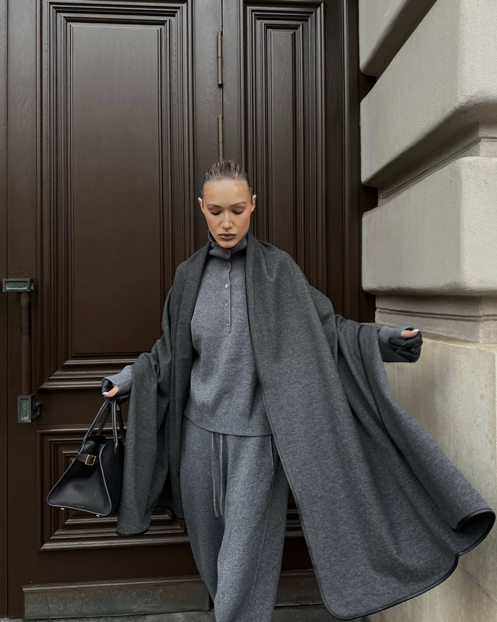 Новинка нашей коллекции — костюм Tetris

Мы связали его особым способом «milano stitch», при котором нити ложатся плотнее, чем в обычном трикотаже. Благодаря этому он держит форму, почти не пиллингуется и не вытягивается, но остается мягким, теплым и пластичным. За счет состава — шерсть мериноса с хлопком — трикотаж дышит, не перегревает.

Больше теплых изделий для каникул ждут вас в разделе «Новинки» на сайте и в приложении 12 STOREEZ