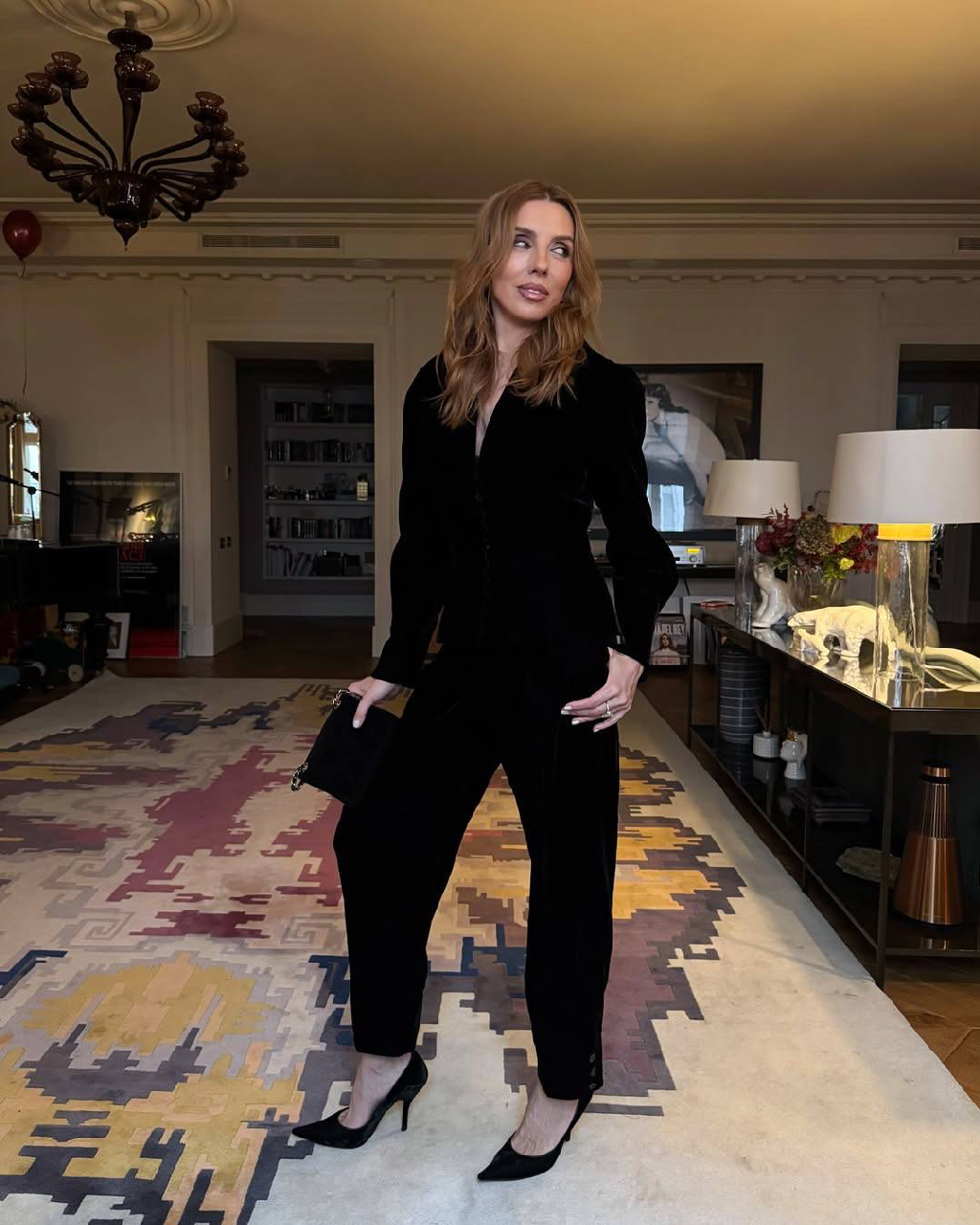 Выбор Светланы Бондарчук из коллекции «Аленький цветочек» — жакет Elsa, брюки Marlene и платье Spell из японского бархата. В основе материала — вискоза и купро, поэтому он мягкий, дышащий и пластичный.

Больше изделий из новогодней коллекции ждут вас на сайте, в приложении и магазинах 12 STOREEZ