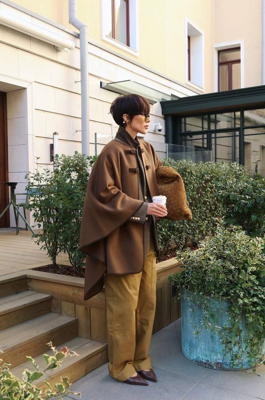 В эти холодные дни согреваемся вашими открытками в изделиях 12 STOREEZ

Для долгих прогулок выбираем мягкий кейп из шерсти мериноса, легкую дубленку из овчины, утепленный плащ Natalia и уютное пальто из шерсти и кашемира 

Мы всегда рады быть частью ваших историй 🤍 
Больше вдохновения для осеннего гардероба — на сайте и в приложении  