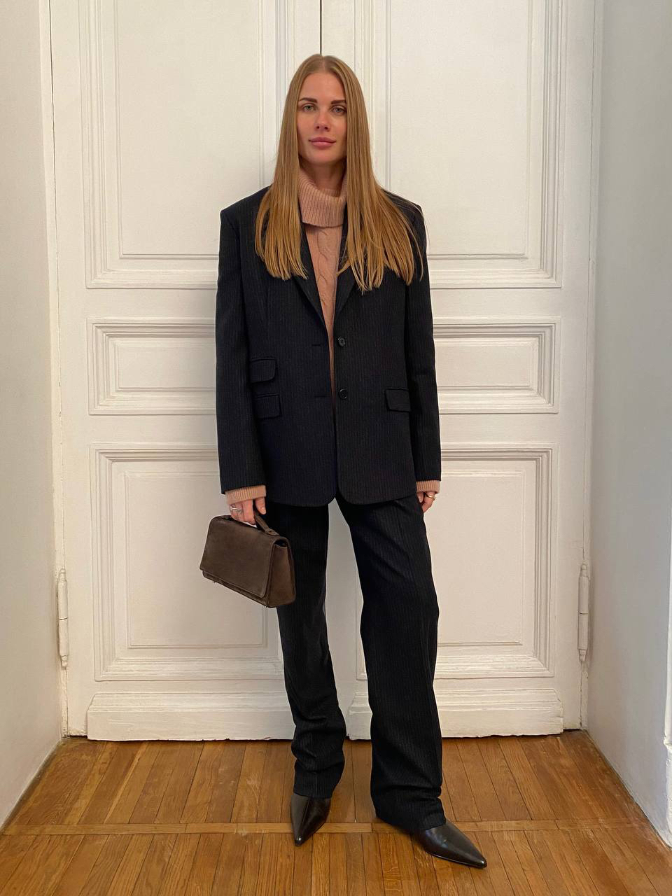 Как влюбиться в эту осень?

К шерстяному костюму добавьте свитер с косами, который согреет прохладным утром. К вельветовому жакету — мягкие ботфорты в тон, в них даже в дождь можно забежать за кофе по пути в офис. К кожаной юбке — вязаный кардиган, в котором тепло без тренча. А к топу — уютное пальто из шерсти и кашемира, если в планах вечер за городом

Все для осеннего гардероба ищите на сайте и в приложении 12 STOREEZ 