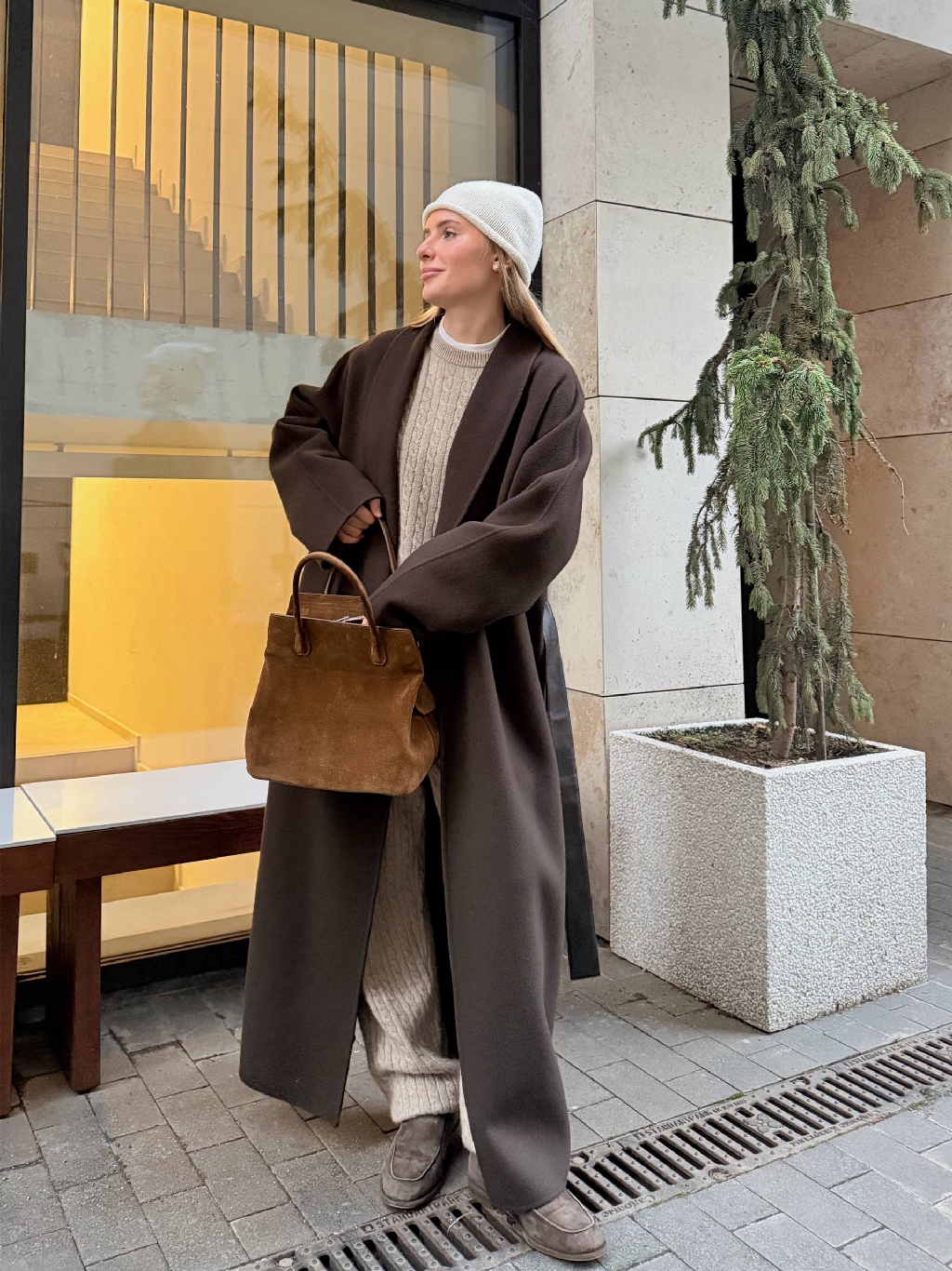 Сумка Trapeze миди в деталях

Мы сшили ее из мягкой, плотной итальянской замши — тактильно приятной и долговечной. У модели удобная почти квадратная форма: помещается планшет или блокнот A5. Внутри — три кармана, один на молнии для важных мелочей. Короткие ручки позволяют носить сумку на локте, а съемный плечевой ремень с изнанкой из гладкой кожи не оставляет следов на одежде.

Больше вместительных аксессуаров ждут вас на сайте, в приложении и магазинах 12 STOREEZ