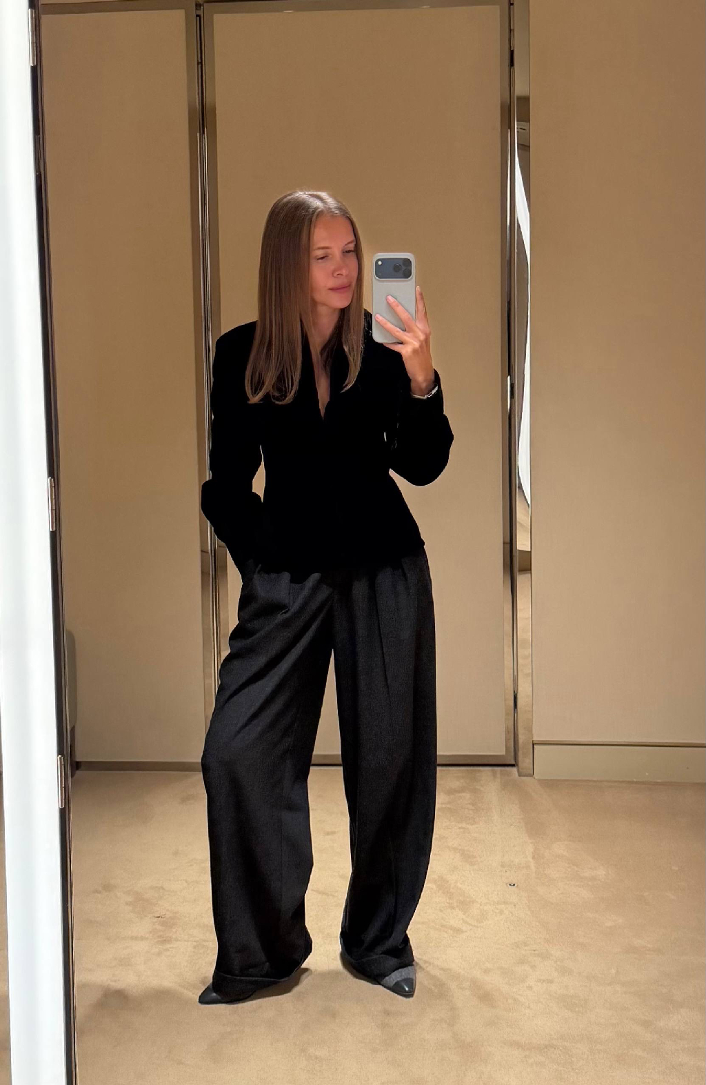 Жакет, который формирует силуэт — модель Elsa из коллекции «Аленький цветочек»

Из японского бархата с фабрики Agehara Velvet, которая производит ткани для Armani, Comme Des Garçons и Prada. В основе материала — вискоза и купро, поэтому он мягкий, дышащий и пластичный.

Глубокий V-вырез, имитация корсетного топа и пышные рукава — крой жакета создает силуэт песочных часов, как в дизайнах Эльзы Скиапарелли. Отделка из дикого шелка на манжетах и воротнике подчеркивает глубину бархата и защищает его от потертостей.

Больше изделий из новогодней коллекции уже ждут вас в приложении 12 STOREEZ. Устанавливайте его по ссылке, чтобы проверять наличие в ближайшем магазине 🤍