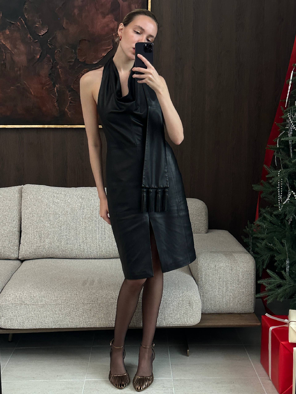 Платье Vesper из мягкой кожи

Vesper — это «вечерняя звезда» и знаменитый напиток Джеймса Бонда. Создавая платье, мы вдохновлялись моделями Bottega Veneta, тестировали его сами, чтобы убедиться, что в нем комфортно — при выборе размера важно, чтобы платье не обтягивало плотно.

Изделие садится точно по фигуре и ощущается легким, удобно двигаться и сидеть благодаря разрезу на юбке. Шарф с кистями, которые плетут вручную, делает образ особенным. 

Все эксклюзивные изделия из коллекции «Аленький цветочек» ждут вас на сайте и в приложении 12 STOREEZ