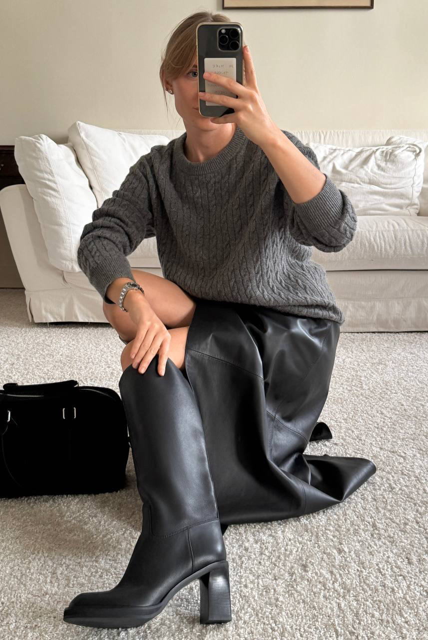 Новинка в нашей коллекции — демисезонные сапоги на высоком каблуке

Из мягкой гладкой кожи — легко надеваются благодаря молнии и визуально вытягивают ногу. Подошва из резины легкая и не скользкая, а каблук широкий и устойчивый — для любых планов на день

Больше новинок в разделе «Обувь» на сайте, в приложении 12 STOREEZ