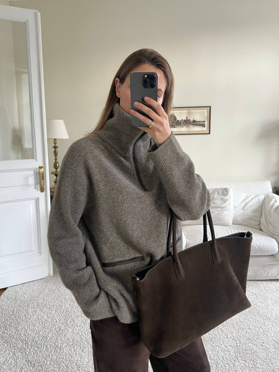 Свитер, в котором зима станет любимым временем года

Просторный, до середины бедра, с элементами из натуральной кожи. Высокий воротник на молнии можно раскладывать по плечам или застегнуть от сильного ветра. Комбинация овечьей шерсти и шерсти яка делает его очень теплым, подходящим даже для зимних морозов 

Изделия, которые согреют вас в любую погоду, уже на сайте и в приложении 12 STOREEZ 