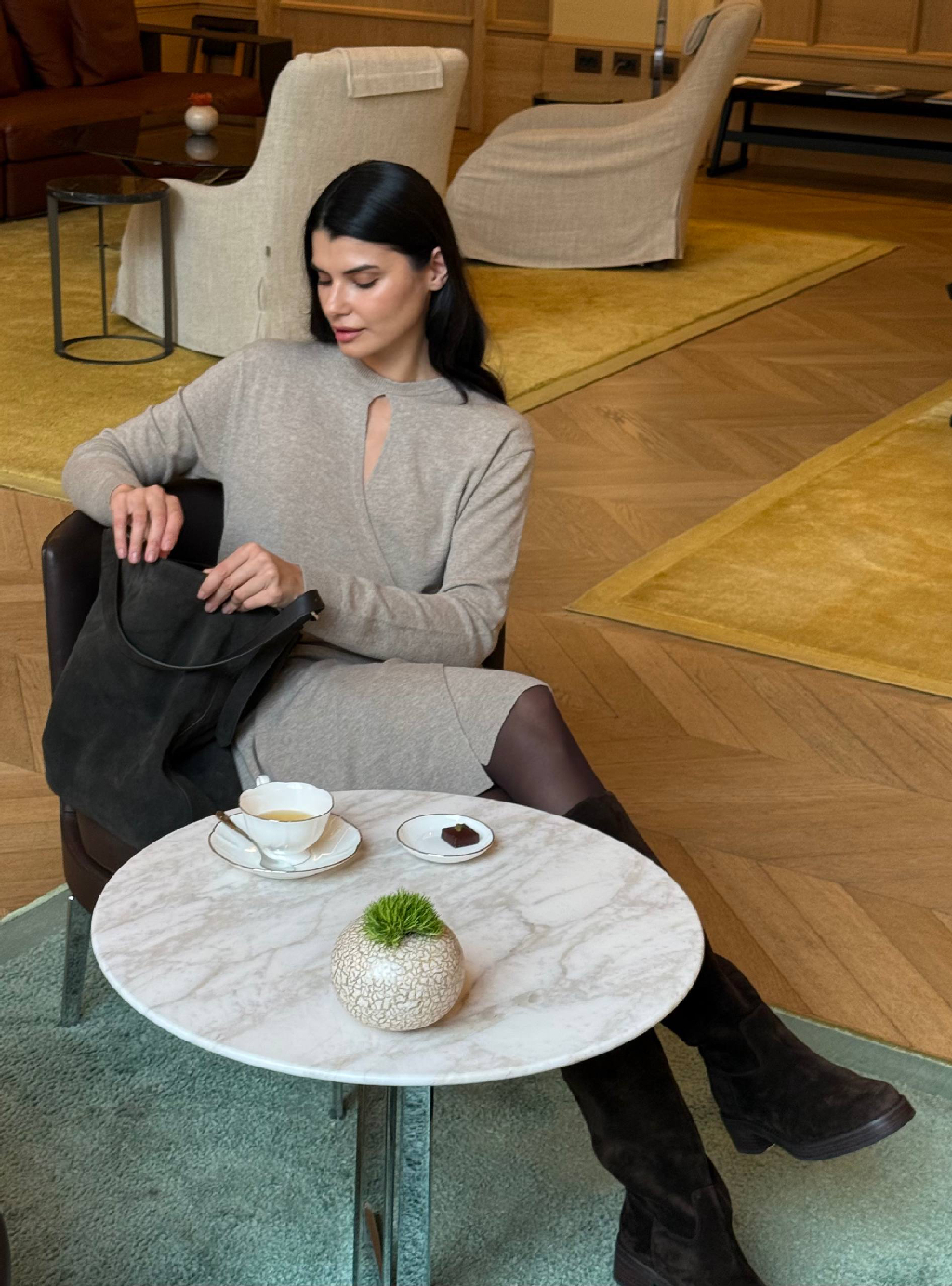 Вязаное платье, которое хочется носить каждый день

Мы сшили его из смеси австралийского мериноса и нежного кашемира. Свободный силуэт, снаружи — тонкий вязаный пояс, а на уровне груди аккуратный узкий вырез. Дополняйте его мягким пальто из кашемира, высокими сапогами или лоферами на меху.

Больше вдохновения — на сайте и в приложении 12 STOREEZ 