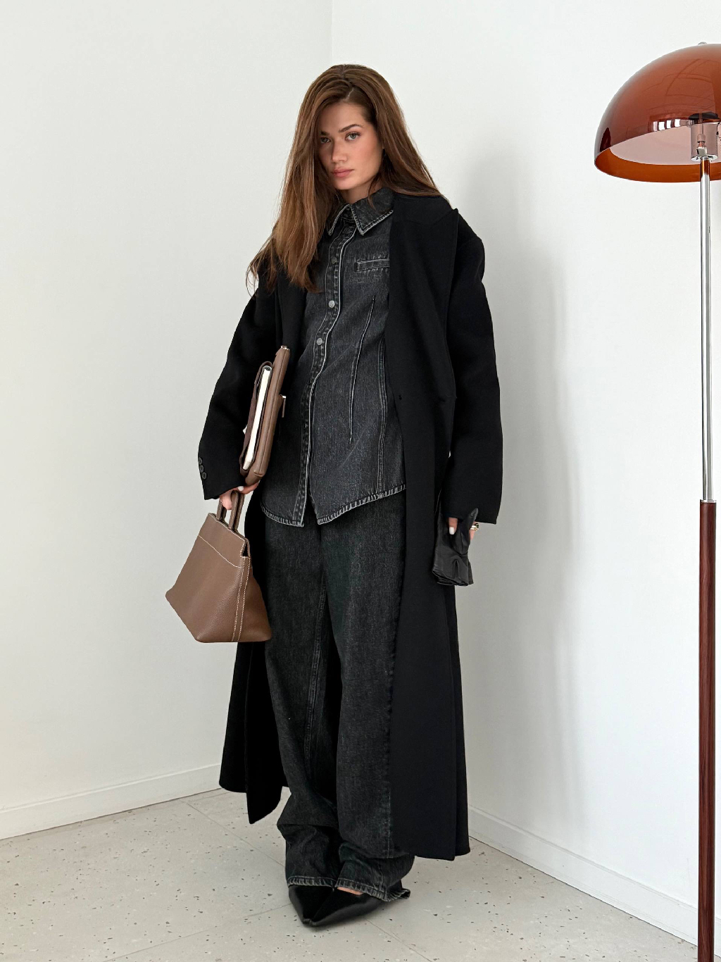 После долгих выходных приятно снова почувствовать в себе силы для новых дел и планов. Возвращаемся к повседневному ритму мягко и плавно — через собранные, но по-прежнему комфортные образы.

Чтобы не тратить время на поиск подходящих сочетаний — монохромный образ из денима с приталенной рубашкой Jolene. Сочетаем  с удлиненным пальто из шерсти, в которое можно укутаться, как в любимый плед — вариант для тех, кто хочет ощущать уют даже за пределами дома.