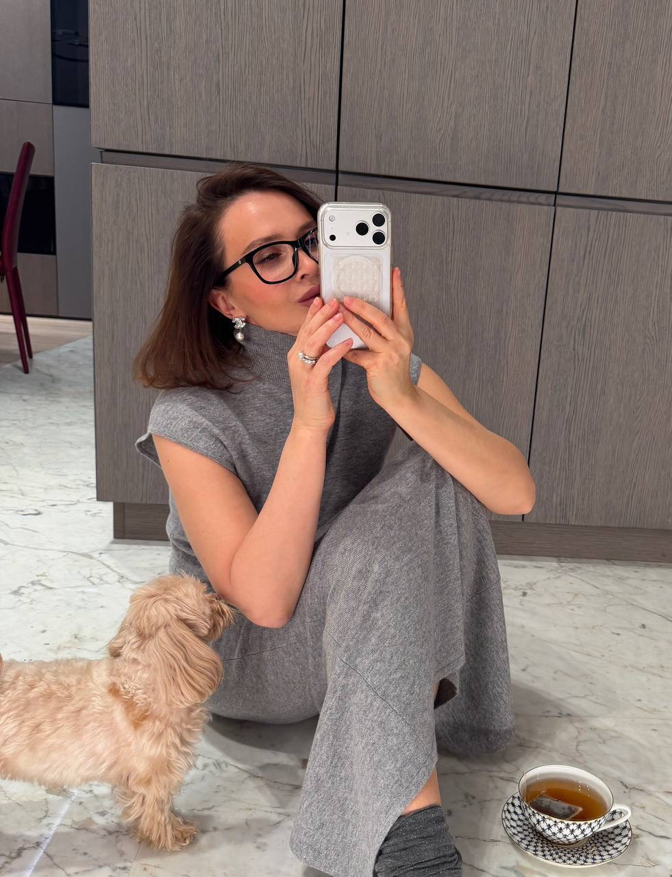 Восстанавливаемся после долгих каникул — своими бьюти-лайфхаками поделилась основательница брендов Natalya Shik и SHIKstudio Наталья Шик:

• Патчи для глаз

«Они спасают меня от отеков, всегда делают взгляд свежим и отдохнувшим. Для максимального эффекта можно подержать их в прохладном месте несколько минут. Я люблю наносить их с утра, пока пью горячий чай и делаю утреннюю рутину».

• Массаж лица и увлажнение

«10-15 минут массажа помогают разогнать лимфу и снять отечность. После него я наношу свою любимую протеиновую сыворотку, чтобы сделать кожу сияющей и подготовить её к макияжу».

• Зарядка и прогулки на свежем воздухе

«Даже простая утренняя активность — несколько прыжков или быстрая прогулка с собакой — помогает избавиться от отеков. Движение усиливает кровообращение, и кожа буквально «просыпается», возвращая свежий вид».

На Наталье топ и юбка из шерсти и кашемира — комфортный образ для приятной домашней бьюти-рутины.