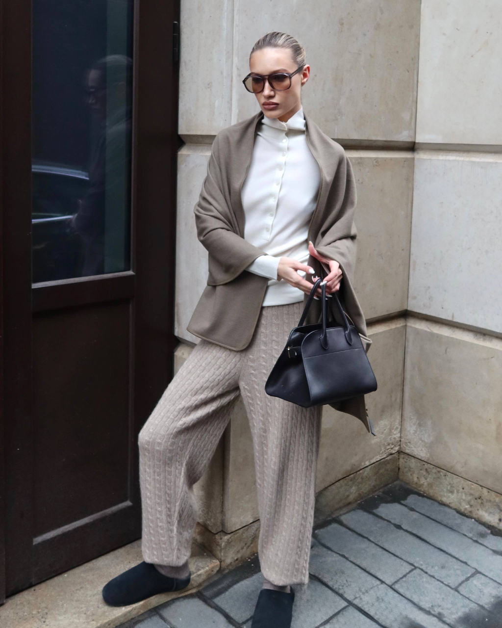 Нежный, как прикосновение близких — джемпер Souffle

Мы связали его из мериносовой шерсти с кашемиром и шелком в составе — такую пряжу используют всемирно известные Дома моды. Джемпер полупрозрачный, с деликатным блеском, приятный на ощупь. Высокий воротник с застежкой на перламутровые пуговицы защитит от холодного ветра.
