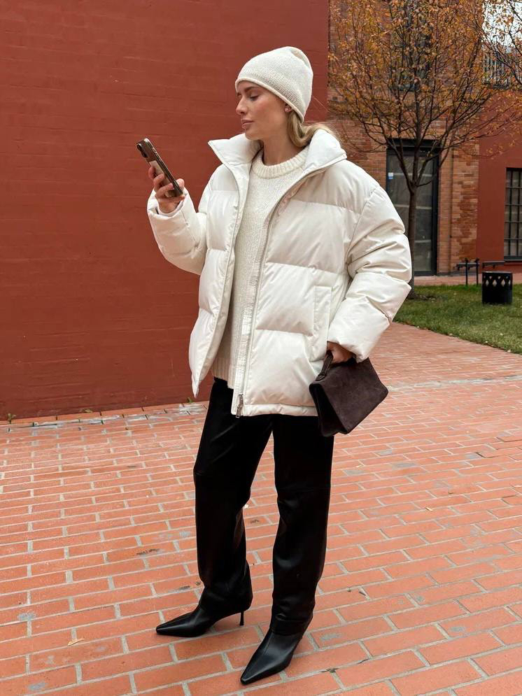 Новая версия нашего бестселлера — пуховик Kama.

На набережной реки Кама установлена надпись «Счастье не за горами» — она вдохновила нас на название модели.

В этом году мы сделали пуховик еще теплее: увеличили объем набивки и добавили слой утеплителя в рукава, чтобы они лучше согревали, но не создавали объема. Плотная матовая ткань не пропускает влагу, новая двухзамковая молния легко и быстро расстегивается, а высокий воротник и вязаные манжеты защищают от ветра. Длина до середины бедра, по нижнему краю — кулиска для регулировки посадки.

Внутри — утиный пух с индексом Fill Power 750: легкий и не сбивается в комки, согреет в холода до -15 °C.

Все, чтобы влюбиться в эту зиму — в приложении 12 STOREEZ. Устанавливайте его по ссылке, чтобы все ваши покупки и вишлист были под рукой, а авторизация в магазине стала быстрее и удобнее 🤍
