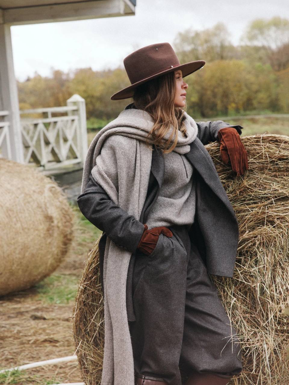 Высокие сапоги + широкие брюки — сочетание этой осени

Ирина Голомаздина дополняет образ жакетом из шерсти и кашемира, теплым джемпером из шерсти мериноса и яка, уютным шарфом Nest и перчатками из замши с согревающей подкладкой из кашемира.

Эти и другие изделия на холодные дни ищите на сайте и в приложении 12 STOREEZ