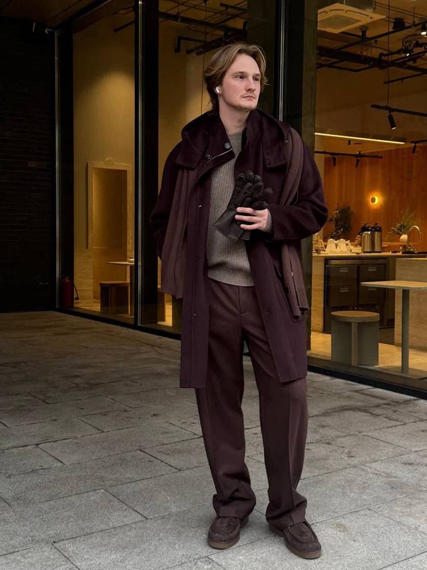 Для непредсказуемой погоды — универсальное пальто.

Мы сшили его из мягкой и теплой смеси шерсти мериноса и кашемира по технологии double face: без подкладки, все швы аккуратно спрятаны между двух слоев ткани.

Свободный силуэт и длина чуть выше колена — удобно при ходьбе. Воротник-стойка защищает от ветра, а капюшон можно отстегнуть. Пальто сочетается с джинсами и классическими брюками, кроссовками и ботинками.

Все для вашего гардероба на каждый день ищите в разделе «12 STOREEZ MEN» на сайте и в приложении