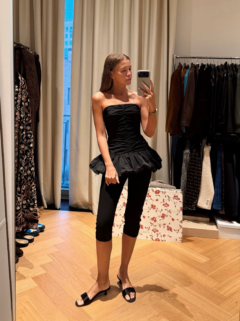 Для тех, кто хочет почувствовать себя героиней сказки — топ Fairytale

Силуэт топа напоминает образы волшебниц и фей. Мы сшили его из тафты с добавлением шелка — плотной, мягкой, слегка хрустящей ткани с матовым блеском. Топ подчеркивает фигуру и формирует стройный силуэт, не сползает благодаря незаметной силиконовой тесьме на уровне груди.

Все изделия из тафты ждут вас в новогодней коллекции «Аленький цветочек» на сайте, в приложении и магазинах 12 STOREEZ