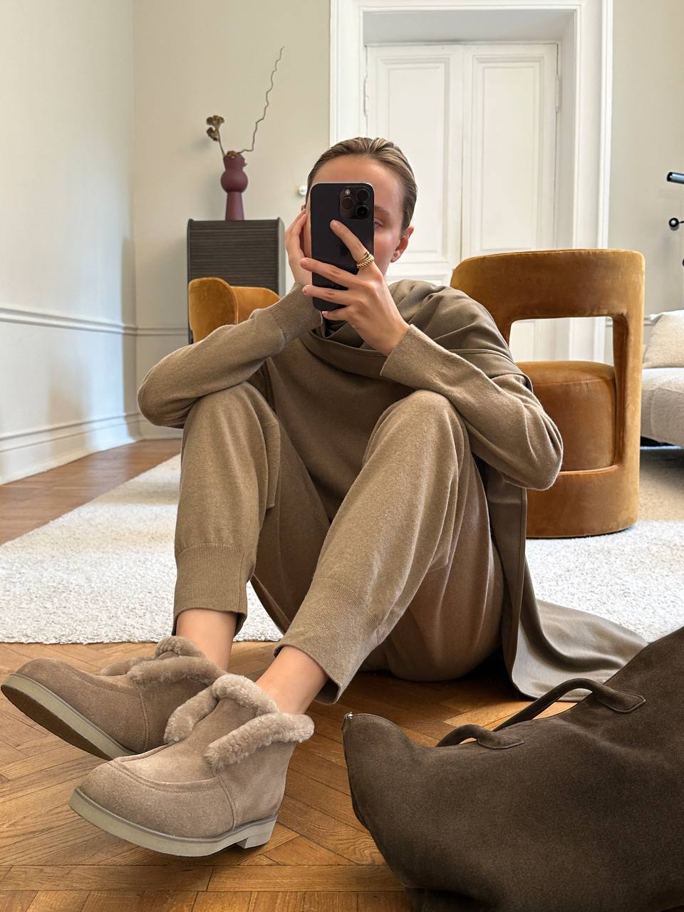 Самая теплая пара в коллекции — замшевые ботинки с густым мехом.

Садятся на любой подъем из-за внутренней резинки, а широкий носок не сжимает пальцы. Резиновая подошва визуально напоминает каучук, но более долговечная, хорошо очищается и не скользит.

Эти и другие модели на зиму в разделе «Обувь» на сайте и в приложении 12 STOREEZ