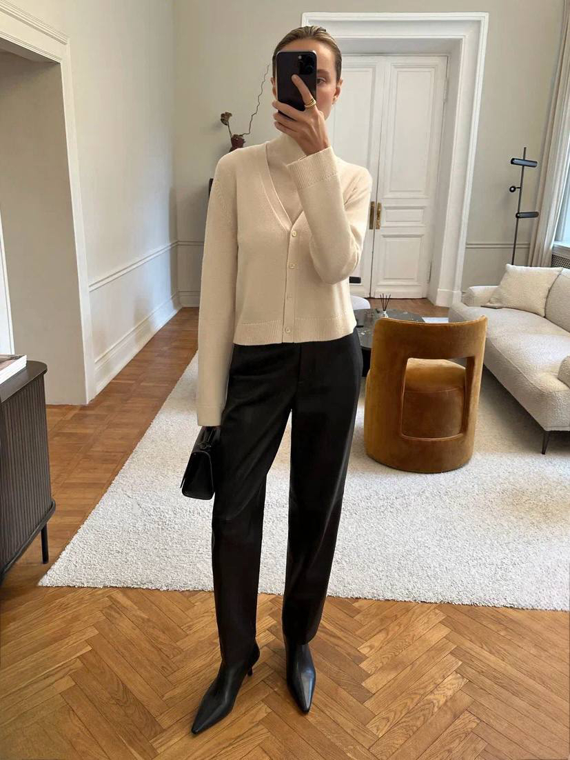 Кардиган, в котором хочется провести весь день 

Из мягкой и легкой смеси шерсти австралийского мериноса и кашемира. Резинки по краям не давят, а ткань не колется — можно носить поверх водолазки или топа без рукавов. Застегивается на перламутровые пуговицы

Больше новинок на сайте и в приложении 12 STOREEZ 