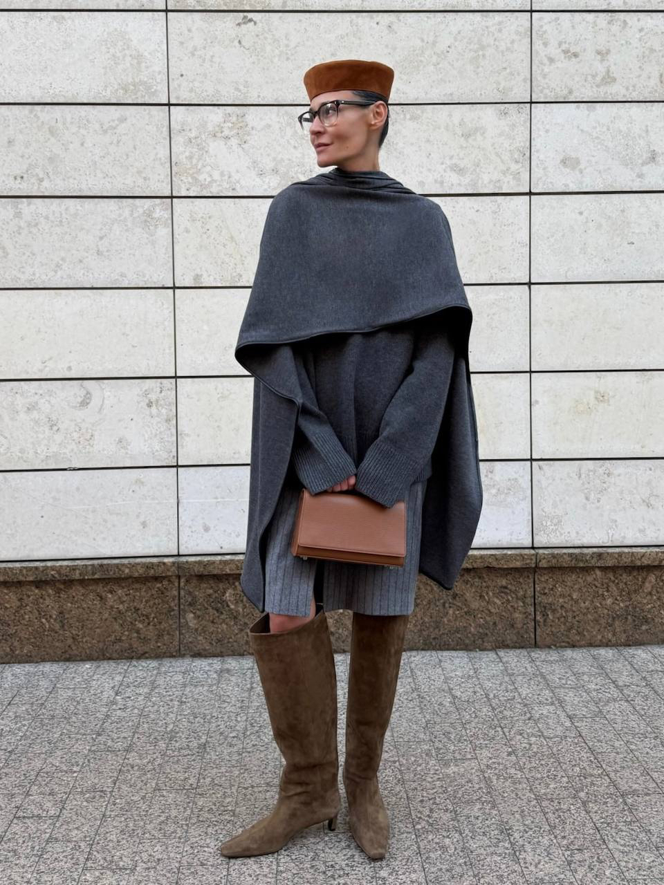 Вместо верхней одежды или вторым слоем на тренч — палантин из шерсти

Широкий и длинный, он напоминает уютный плед, в который приятно укутаться прохладным днем на прогулке или вечером за городом.
Ткань выглядит как вязаная, а кант из натуральной кожи держит форму 

Изделия, которые согреют этой осенью, ждут вас на сайте, в приложении и магазинах 12 STOREEZ

🤍12 STOREEZ