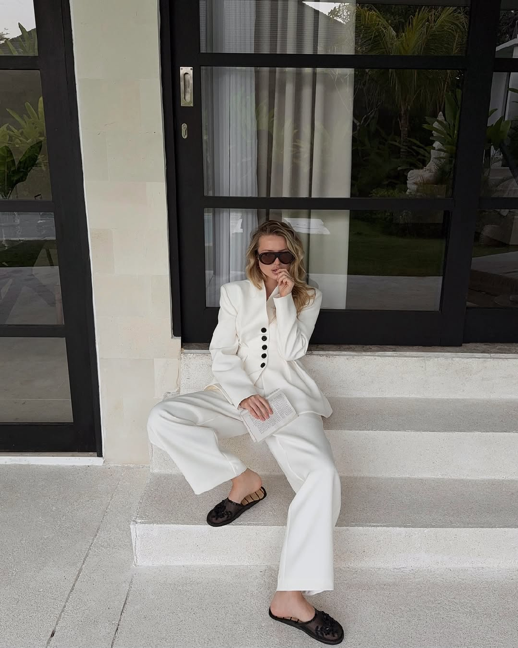 Один комплект — множество историй.
Приталенный жакет и выверенный силуэт, который может звучать по-новому каждый раз как на @yanvex.