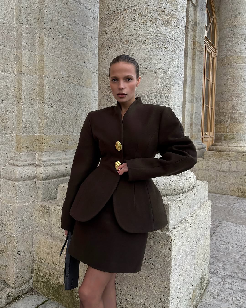 Скульптурный жакет и юбка из пальтовой ткани - изделия, сошедшие со страниц романа об эпохе перемен. Вдохновляемся композицией созданной @roerich.alena в окружении монументальной архитектуры Санкт-Петербурга 🤎