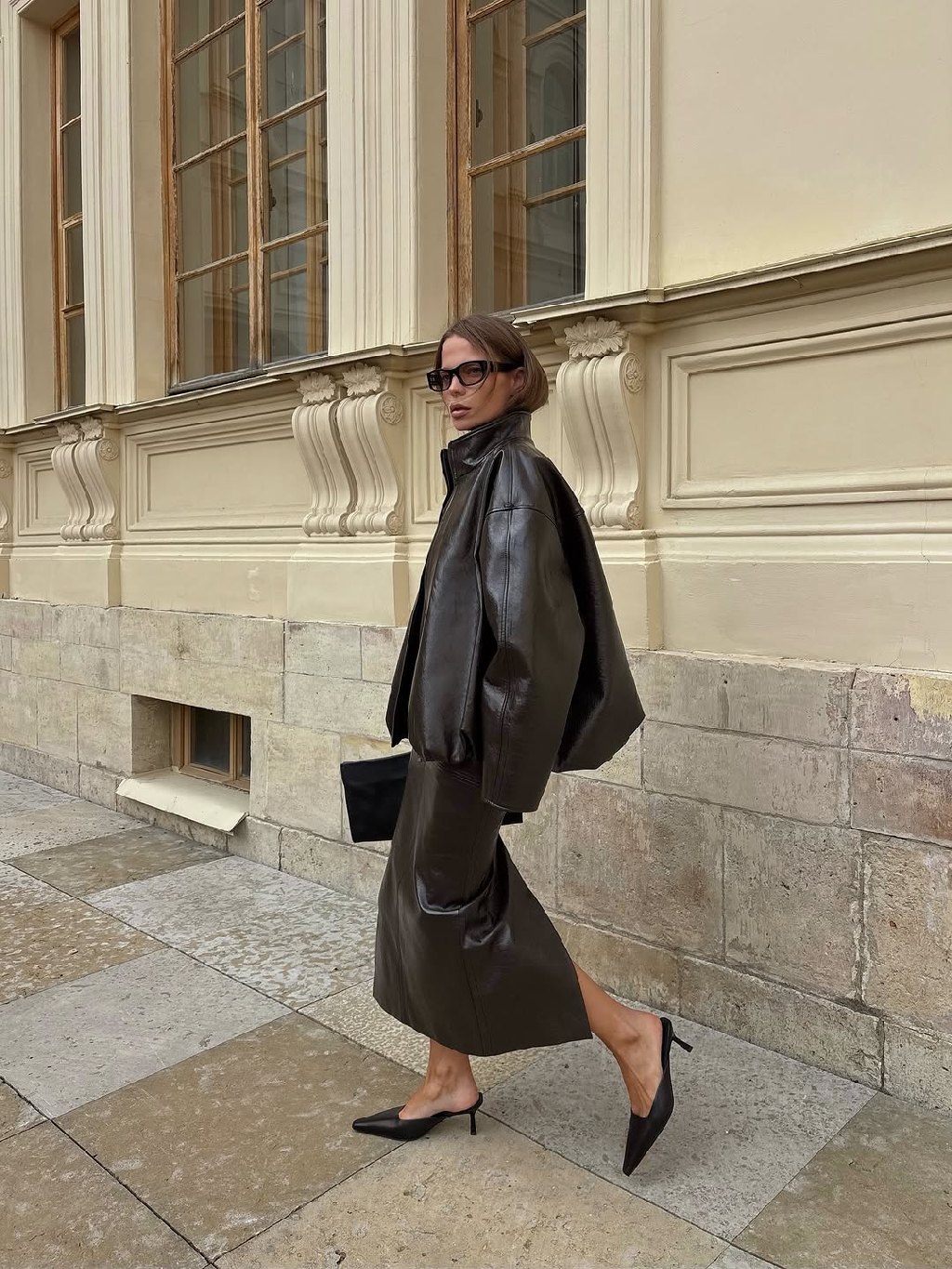 Комплект-бестселлер коллекции FW
25/26 — бомбер и юбка-миди из лакированной кожи, бликующей на солнце.

Вдохновляемся образом @roerich.alena на фоне предосеннего Петербурга.