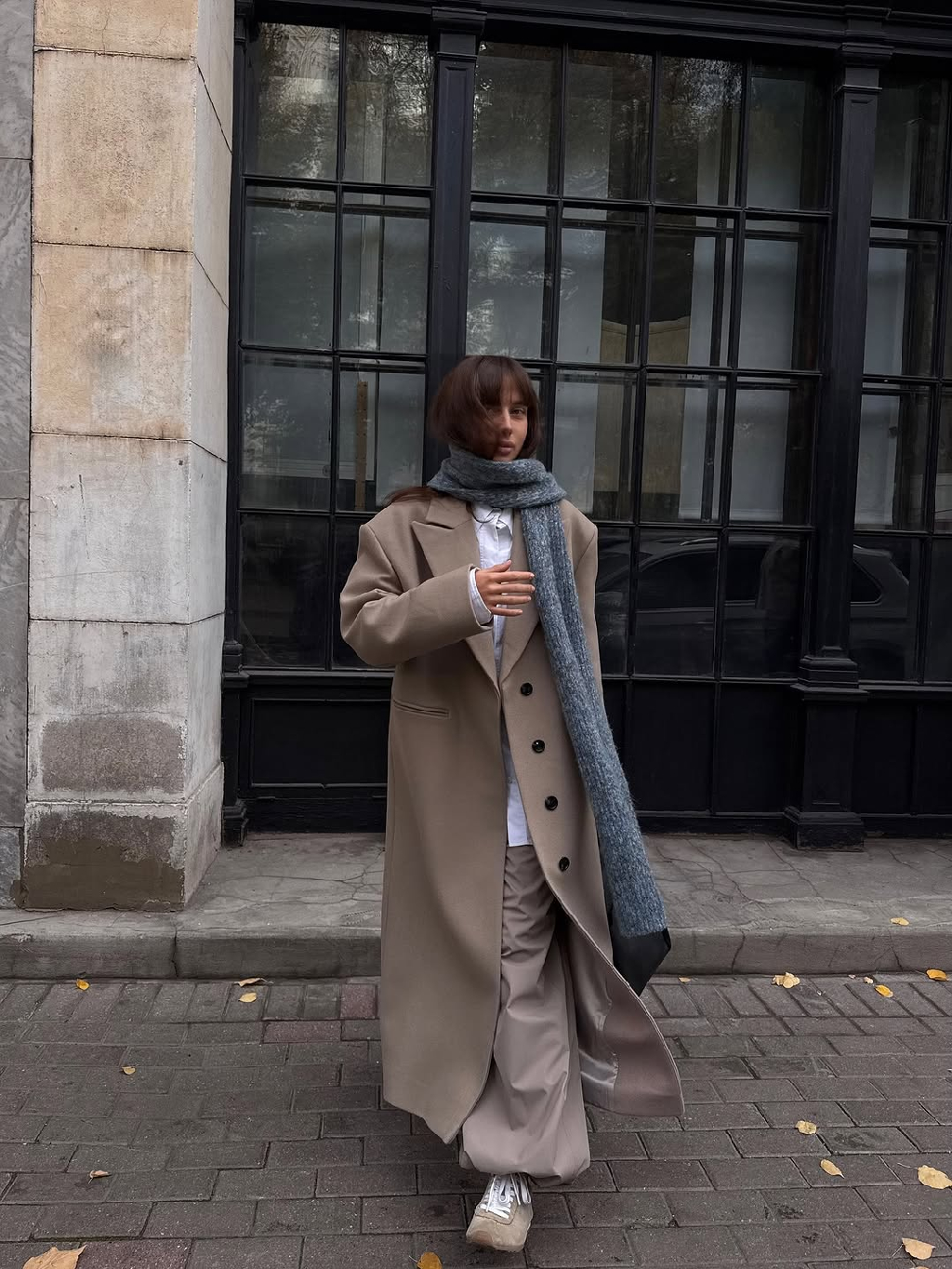 Отражение атмосферы осени в мягких текстурах и оттенках, пронизанных поэтичностью. Образ от стилиста 1811: прямое пальто, брюки из плащевой ткани и шарф из меланжевого трикотажа, окутывающий теплом 🩶

Больше сочетаний для прохладной погоды ищите на 1811stores.com