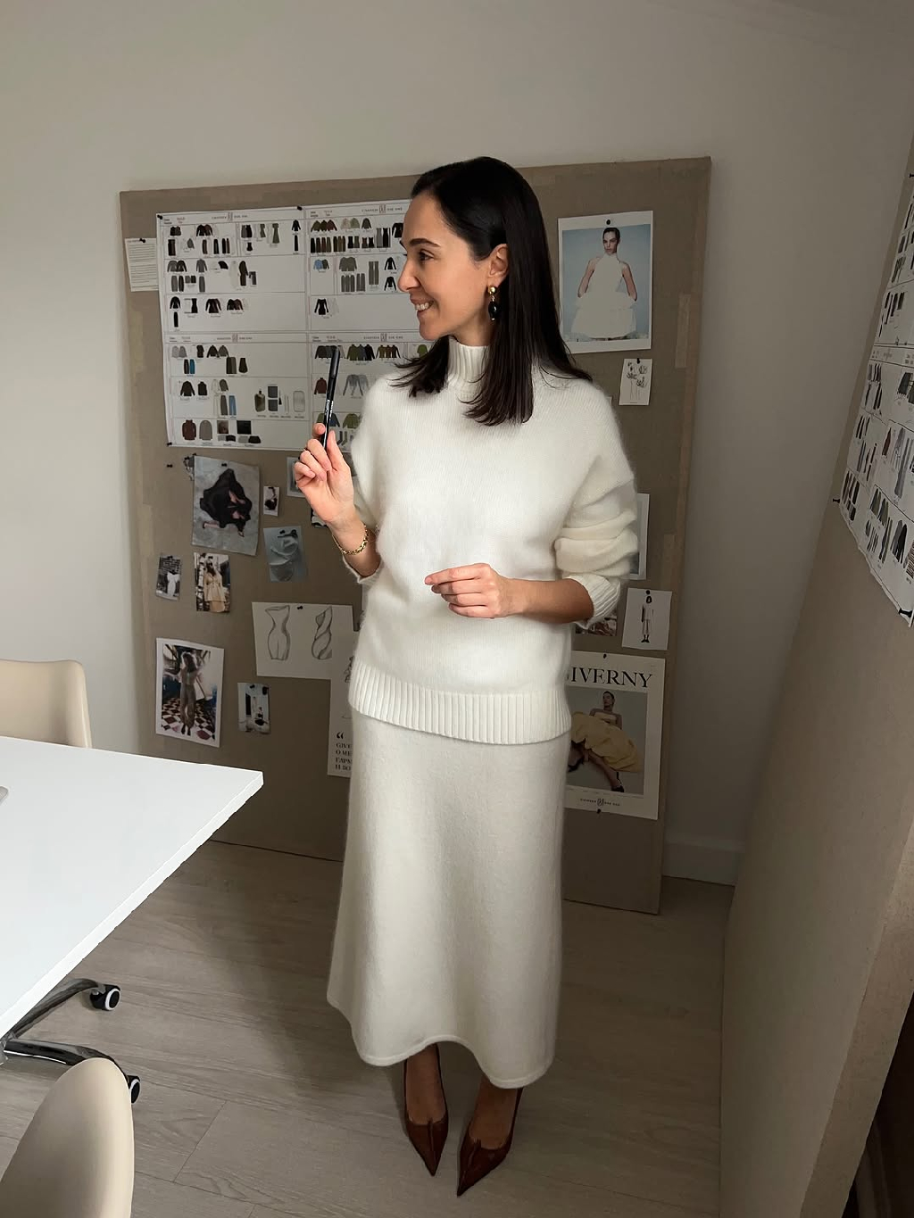 Офис 1811 — вселенная, где наши идеи воплощаются в жизнь. Делимся кадрами @marinateren в антураже пространства, наполненного вдохновением 🤍

Комплект из шерсти ангоры доступен к заказу на сайте и во всех магазинах.

1811stores.com