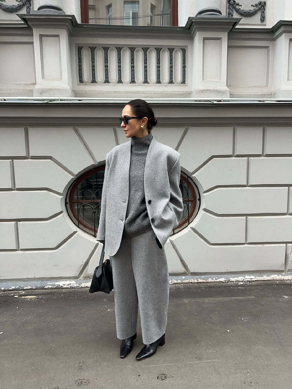 Нетривиальная комбинация в оттенке утреннего тумана от @marinateren

Сочетание классики и повседневного шика — В комплекте из натуральной шерсти и свитере объемного силуэта 🤍

1811stores.com