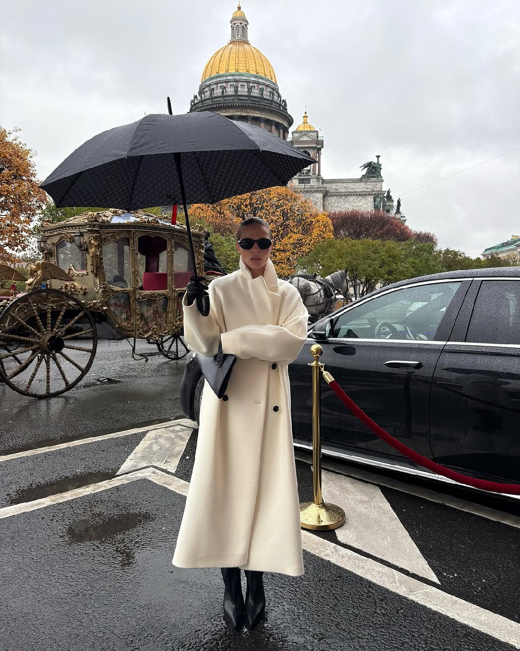 @roerich.alena в образе с молочным пальто, вдохновленным поэзией безмятежных дней.

Атмосфера Петербурга и мягкие фактуры изделия рождают идиллию комфорта и женственности 🤍

Пальто представлено во всех магазинах и на 1811stores.com