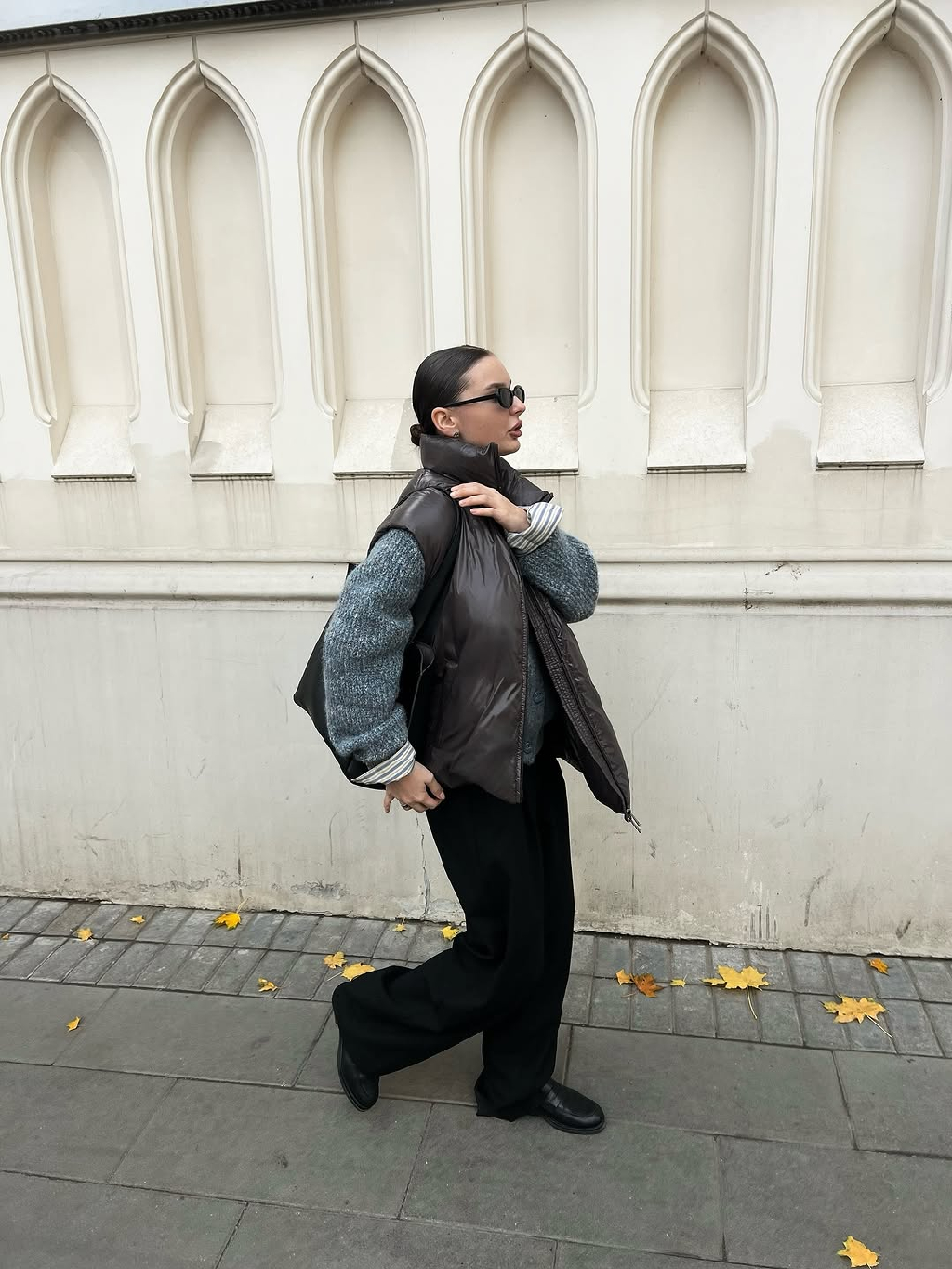 Образ, навеянный городской прозой.

Выбор контент-креатора 1811 Валерии: объемный жилет табачного оттенка, мягкий кардиган и рубашка в цвете глазури на фарфоре. Изделия, воплощающие атмосферу холодного сезона 🤍