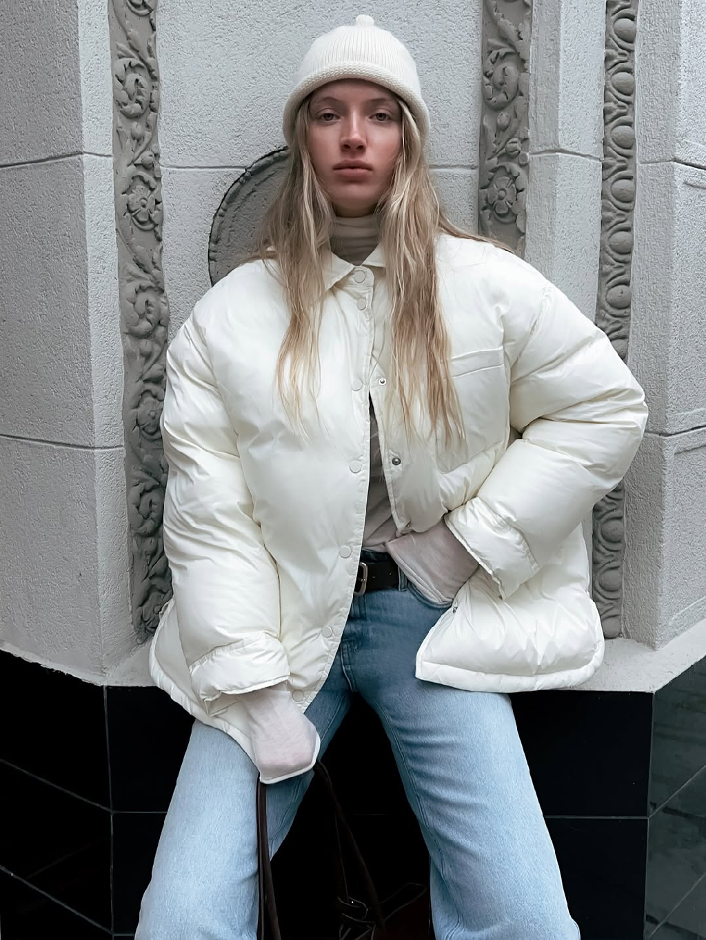 Базовые модели коллекции «Живаго» звучат по-особенному среди архитектуры улиц: в них - плавность движения и обволакивающее тепло фактур.

Образы на каждый день ищите во всех магазинах и на 1811stores.com 🤍