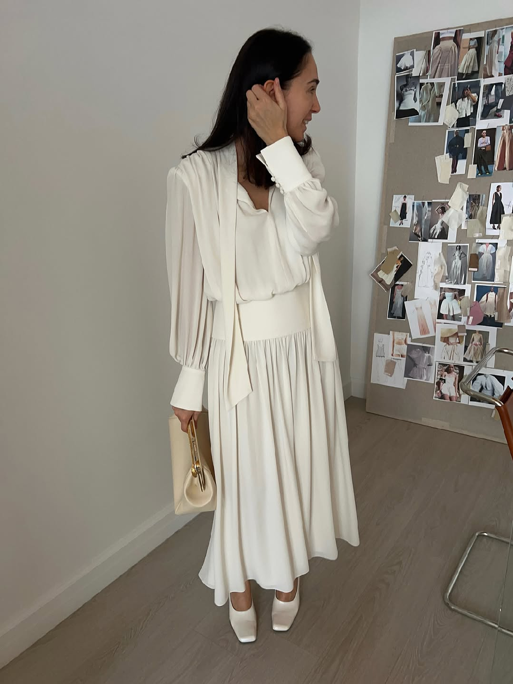 Образ, сошедший со страниц романа Бориса Пастернака. @marinateren в летящем платье молочного оттенка — изделии, в котором нежность, утонченность и дыхание классики создают особую синергию 🤍

Новинка доступна на 1811stores.com.