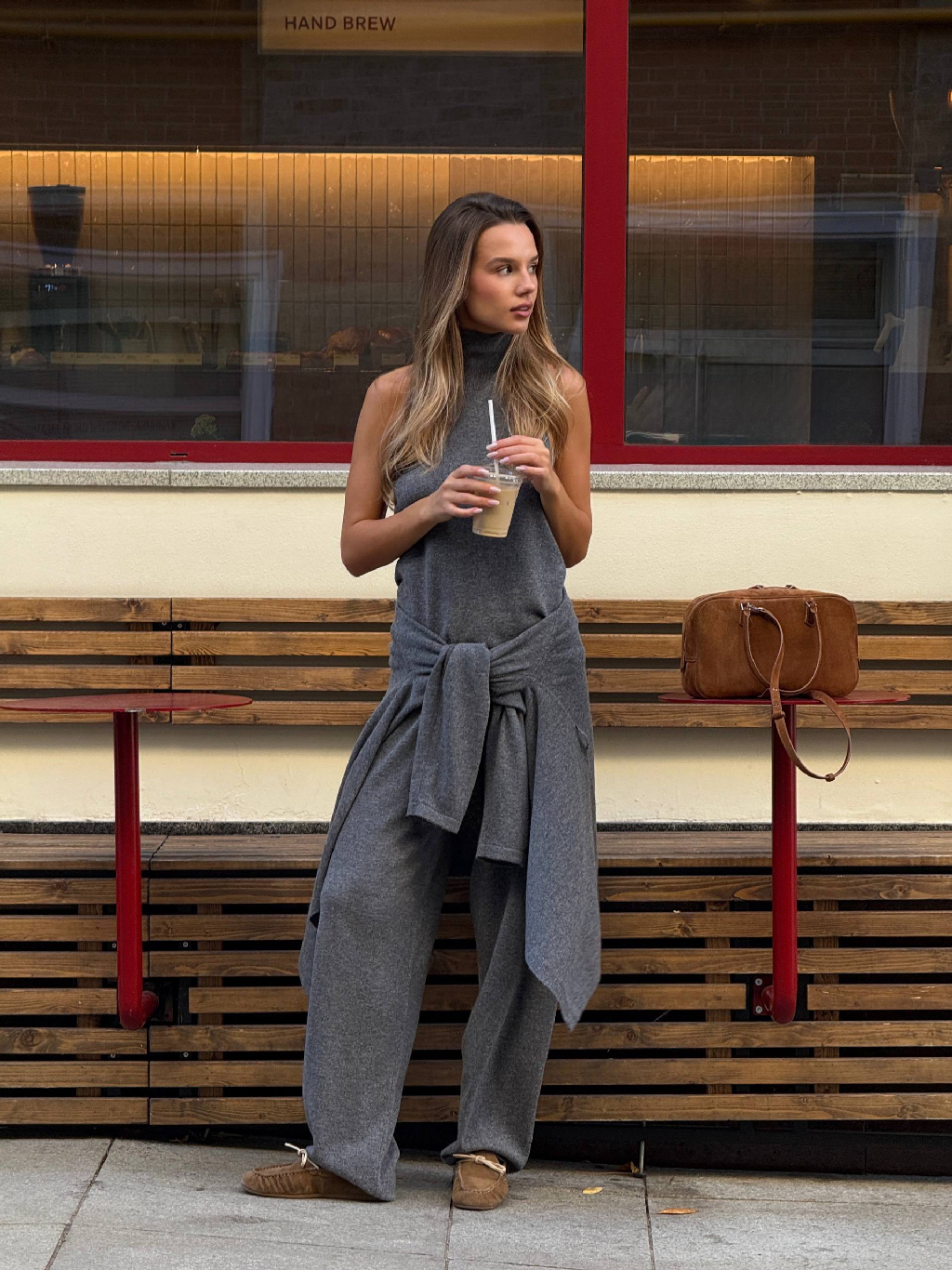 Монохромный образ от Марины Хрипиной с комплектом из 100% кашемира — сочетание, в котором хочется провести эти выходные.

Изделия из сета также доступны в альтернативных цветах: красном, шоколадном и изумрудном. Познакомиться с ними можно на сайте, в приложении и в розничных магазинах 2MOOD.