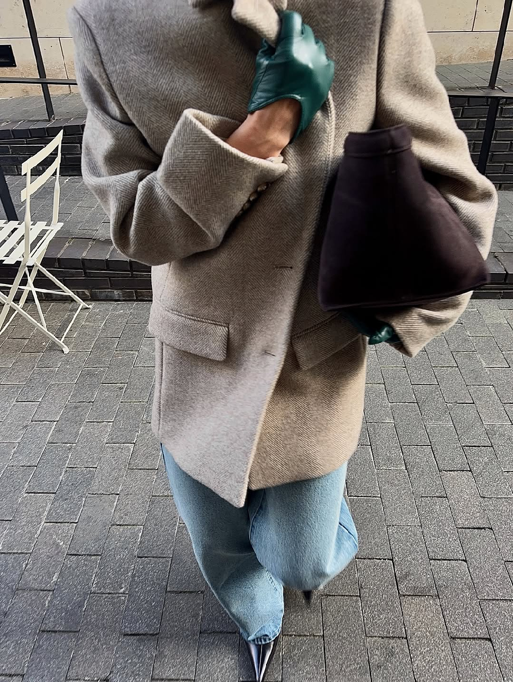 2MOOD Girl in Moscow

В настроении устроить свидание с любимым городом.
Для такого случая подойдет расслабленный образ c пальто, свободными джинсами и ботильонами. А макияж делаем прямо по пути — для этого достаточно взять C собой пару универсальных средств.