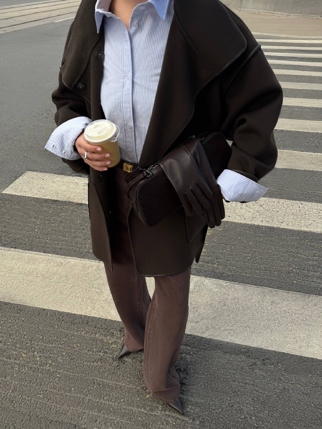 Осень в деталях

Составляем классические образы, в основе которых оттенок горького шоколада и глубокий черный. Дополняем палитру молочным, серым и светло-голубым и подбираем минималистичные сумки из кожи или замши под настроение.