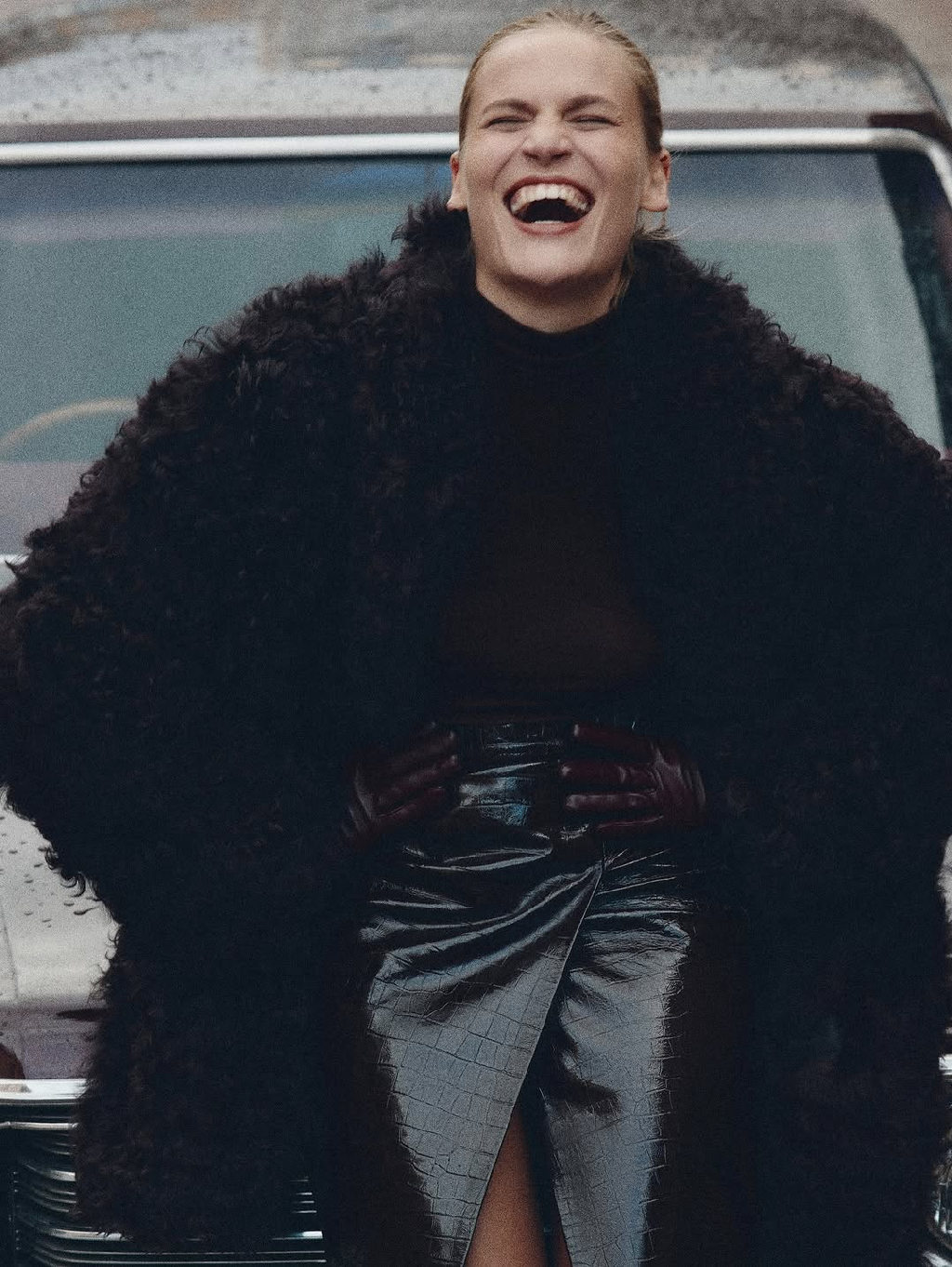 2MOOD Premium: новая линия и первая лимитированная капсула

Вещи, неподвластные времени, не теряют своей актуальности с годами, надолго обосновавшись не только в гардеробе, но и в сердце. Такие изделия хочется не просто носить - их хочется изучать, рассматривая текстуру ткани и каждую деталь. Их хочется создавать, чтобы дарить женщине особые ощущения и вдохновлять ее быть главной героиней своей жизни.

Взяв за основу эту идею, мы создали собственную версию вечной классики - коллекцию, вдохновленную выразительной женственностью и уверенными силуэтами стиля 80-х. В нашем прочтении они сочетаются с современным кроем, нейтральными оттенками и качественными материалами. Среди них натуральные кожа и замша, лакированная кожа с тиснением под крокодила, итальянская фактурная и длинноворсная гребенная шерсть, кашемир, стриженный овечий мех и другие.

В коллекцию вошли верхняя одежда, модели из мягкого вязаного трикотажа, элегантные костюмы и другие изделия в глубоких темных оттенках: винном, шоколадном, янтарном и сером. Разбавляет палитру активный красный.

Ко всем изделиям из лимитированной коллекции прилагается брендированный кофр цвета горького шоколада - чтобы особенную вещь было приятно хранить и распаковывать каждый раз как в первый.