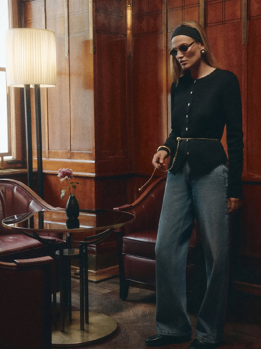 Осень — время винтажной эстетики.
Вдохновляемся культовыми образами 80-х и адаптируем их под современный стиль. Особое внимание уделяем деталям - выбираем черную повязку и очки овальной формы, как у Кэролин Бессетт-Кеннеди, а также крупные серьги и тонкий ремень для акцента на талии.