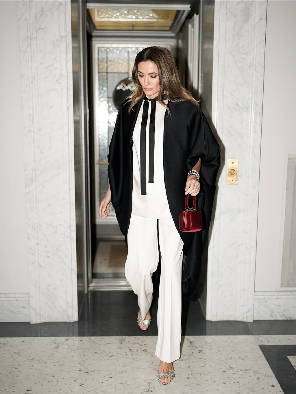 Новогодний выбор Снежанны Георгиевой - кейп из плотного сатина.

Берем на заметку стилистический прием — игру на цветовых контрастах. Черный кейп на total-white создает графичный и современный силуэт.

Больше вечерних образов - в новогодней коллекции
Starring you