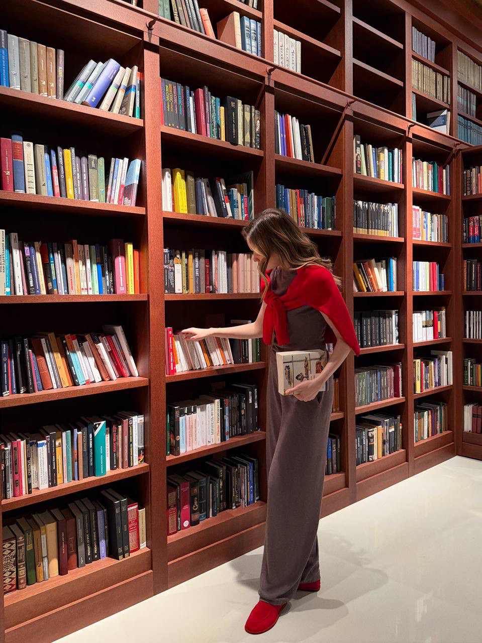 Настроение на выходные — провести время за книгой в библиотеке

Наш выбор — комплект из тенселя и шерсти. Он создает расслабленный, но собранный силуэт. Красный кашемировый джемпер добавляет тепла и работает как акцент, уравновешивая базовые оттенки.