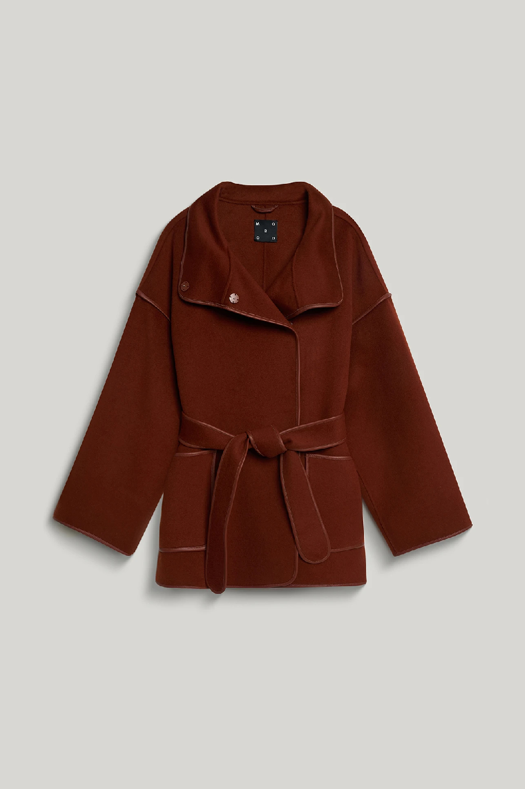 Осенью хочется чаще экспериментировать с новыми оттенками, которые сделают повседневные сочетания ярче и интереснее. Наши стилисты собрали несколько образов с вязаным трикотажем, верхней одеждой, обувью и аксессуарами в сезонных оттенках — делимся идеями с вами. 

Образ № 1 
Сочетаем терракотовый джемпер и полупальто с брюками изумрудного цвета и темно-зелеными туфлями.