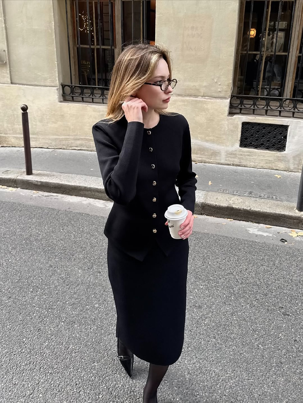 Настроение - гулять по Парижу в черном костюме с золотыми пуговицами, как наш контент-креатор Арина.