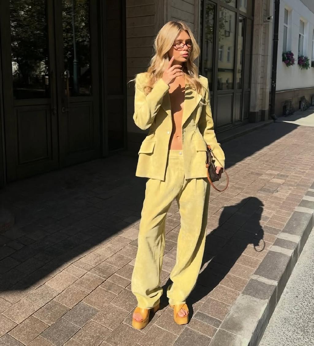 Поймала себя на том, что лаймовый цвет – один самых часто вречаемых в моей ленте 🍋‍🟩

+1 в копилку – жакет и брюки от MONREVE. Особенно нравится, что оба айтема очень хорошо живут и отдельно, к примеру, жакет с юбкой 