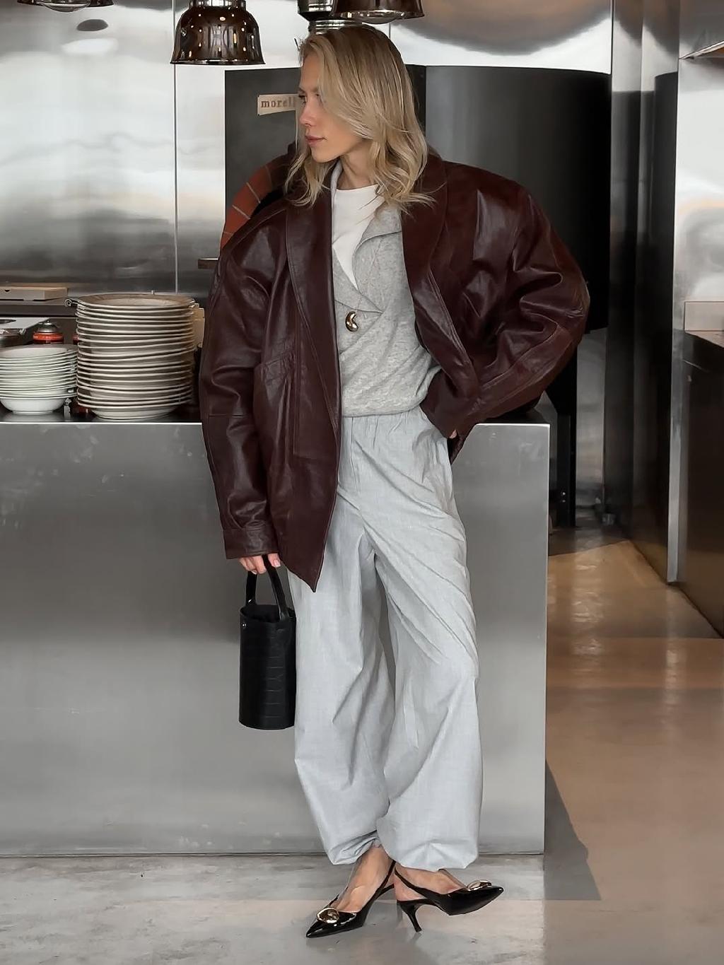 Сегодня в очередной раз удивляюсь на тему, что делали бы бренды, если бы не было таких талантливых блогеров как @katyyuuu?!?!?!

В общем история моего негодования - мне очень понравился её образ, я захожу на сайты, ищу эти вещи, еле как нахожу и понимаю, что если бы не Екатерина, у меня бы никогда даже мысли не возникло их купить - настолько не аппетитная подача в интернет-магазинах

Я ищу и собираю интересные образы и товары уже много лет, но эта мысль у меня каждый раз как в первый раз, такие дела 🫠