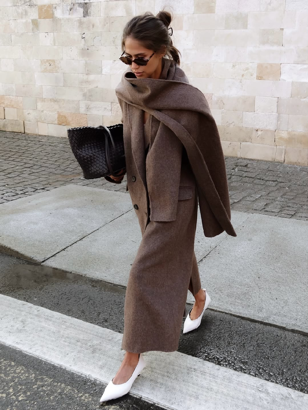 В новой коллекции ROSI нашла ну оооочень много того, что хочется купить! Пока делюсь моим фаворитом пальто Garmoniya, которое ещё есть в молочном цвете, и кожаной сумкой 