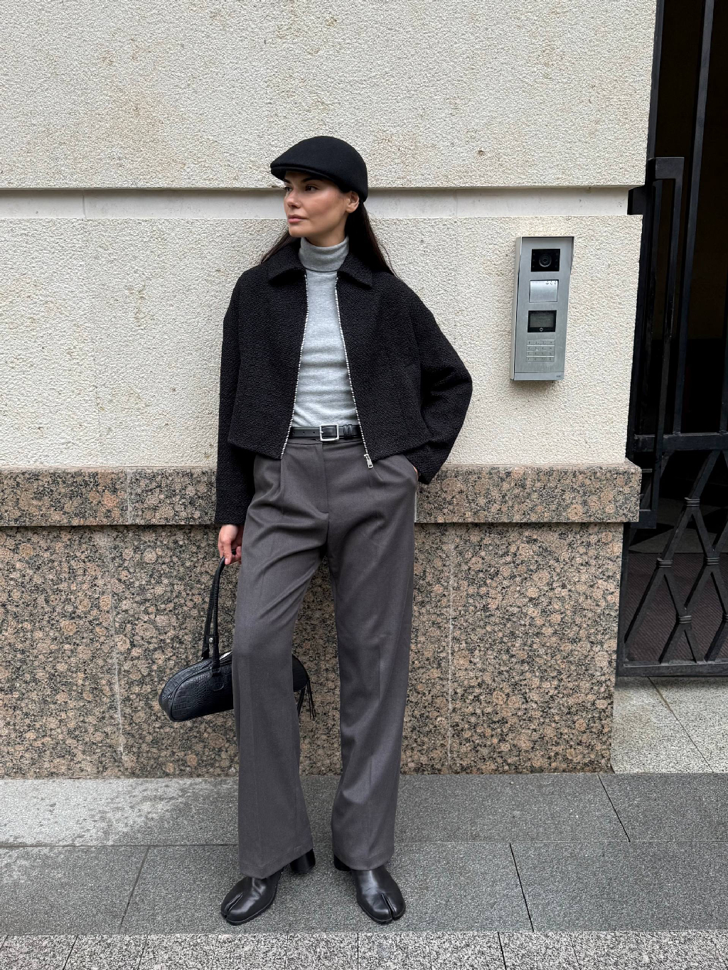 Когда монохромный образ выглядит фактурнее самых цветастых. 

Смешать, но не взбалтывать: водолазку цвета осеннего неба, жакет из черной шерсти букле и свободные графитовые брюки с защипами. 

Ищите в разделе «Осень’25». На aimclo.ru.